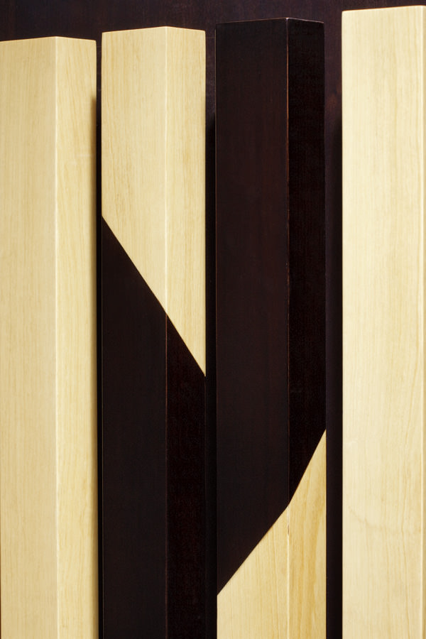 It presents geometric and contemporary lines and it uses marquetry technique in the union of contrasting woods. This piece can be electrified, creating a curtain of light or (...)