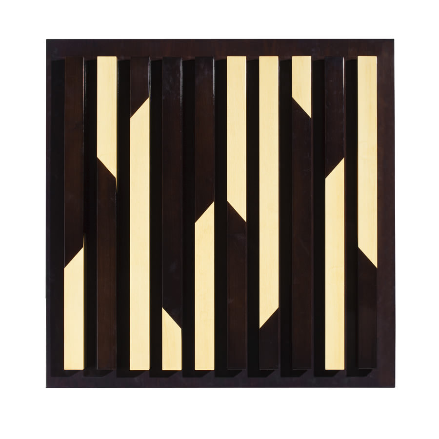 It presents geometric and contemporary lines and it uses marquetry technique in the union of contrasting woods. This piece can be electrified, creating a curtain of light or (...)