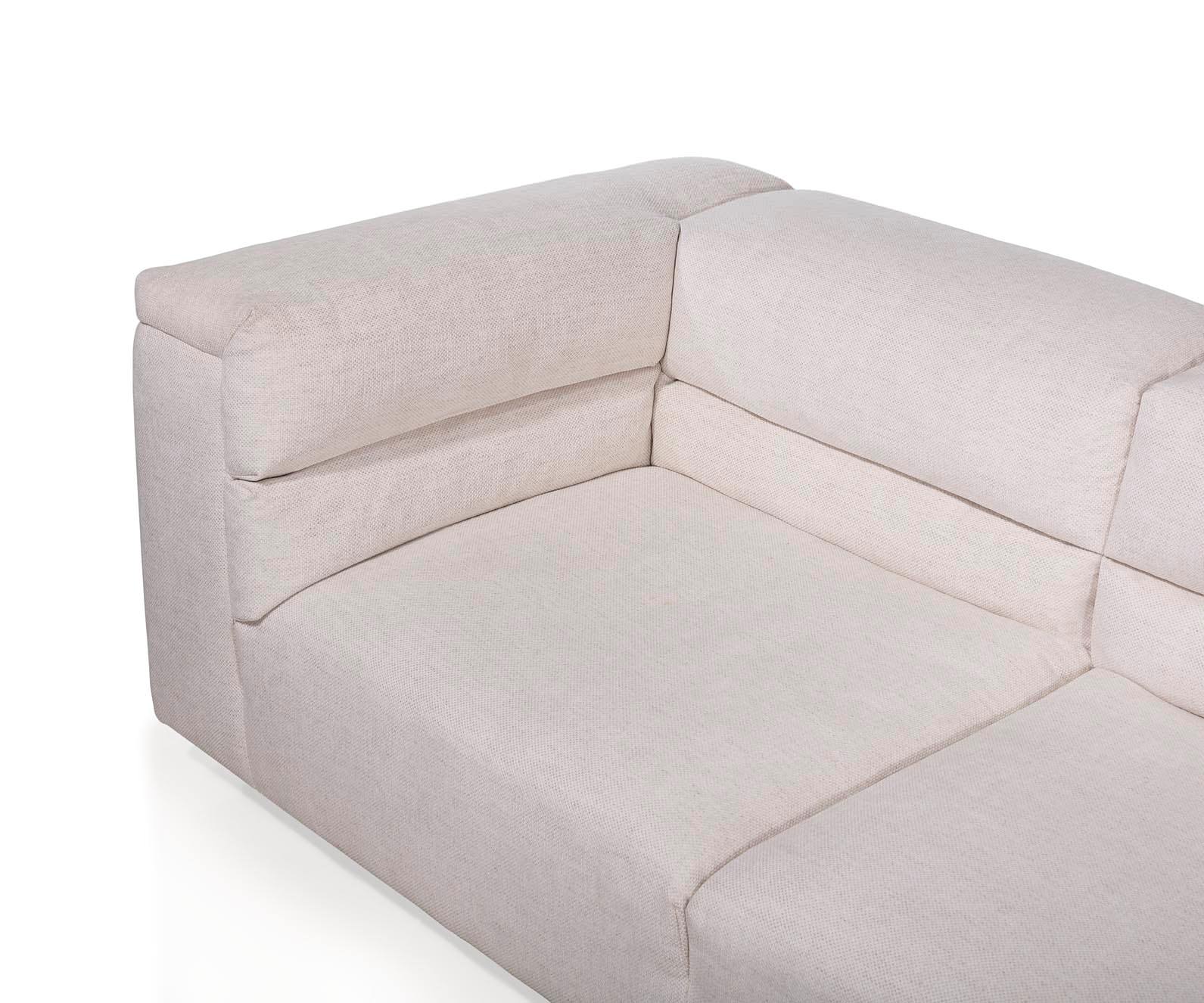 Cypress sumptuous oversized cushioning sits lightly on its wood feet. Made to order fully upholstered and available in a range of fabric options. Bespoke furniture options (...)