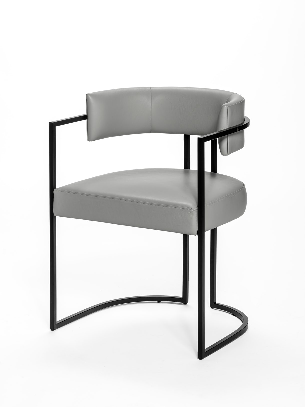 Sleek curved lines, combined with luxurious upholstery make this a comfortable and classic choice for stylish dining rooms or contemporary office spaces. Handmade in (...)