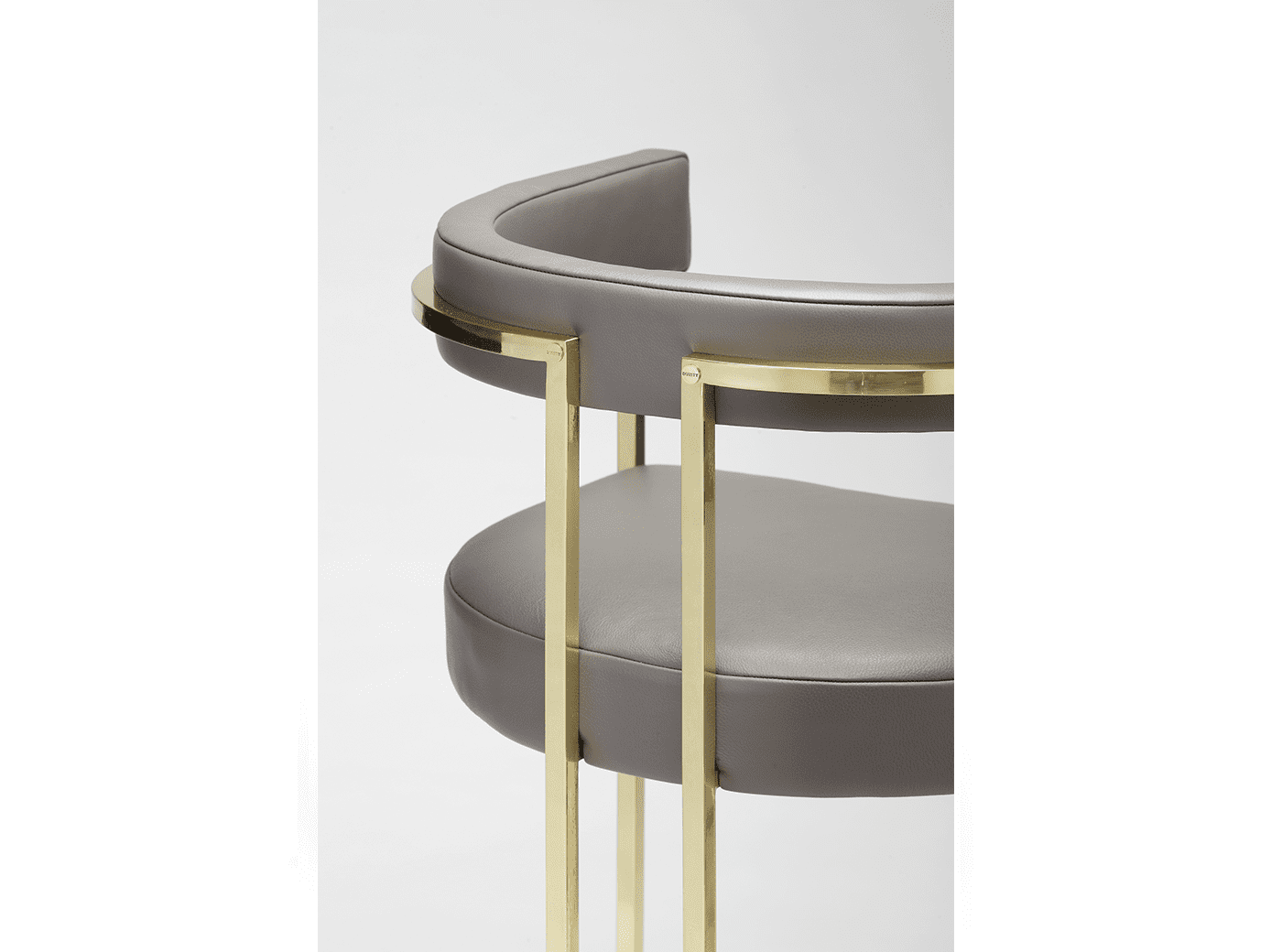 Shown upholstered in leather and featuring a curved polished brass frame making this furniture range so unique, this bar stool sets a very special scene for socialising. Also (...)