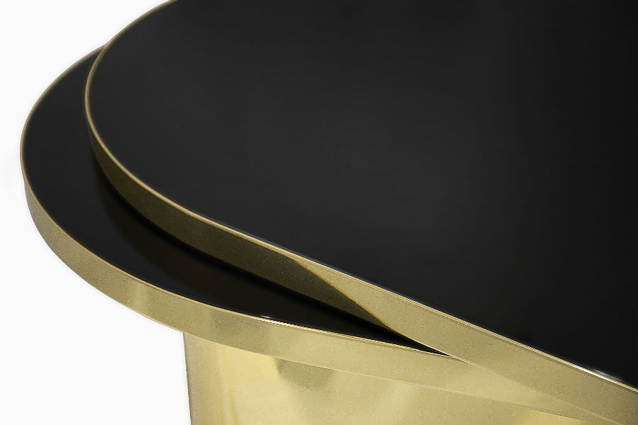 The delicate, crystal-clear clarity of a teardrop is revamped by the Tear cocktail table. A striking combination of black and gold, its name takes a double meaning when the (...)