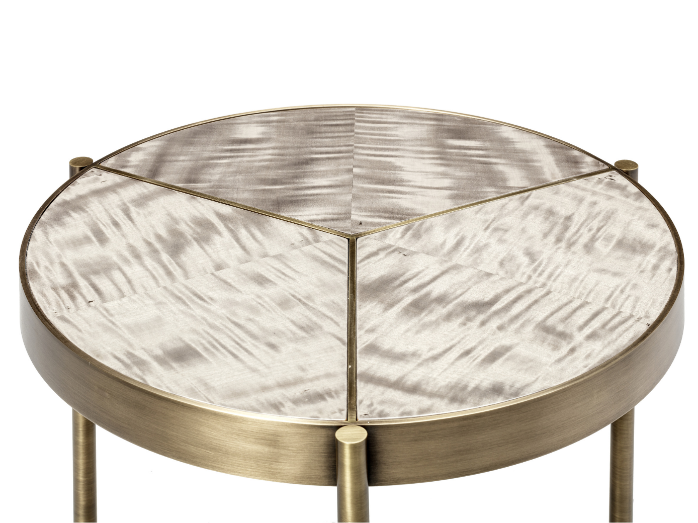 This table sober and truly elegant makes a great contrast in a room full of life. Mixing two distinct materials it shows the potencial in any room. This modern piece of (...)