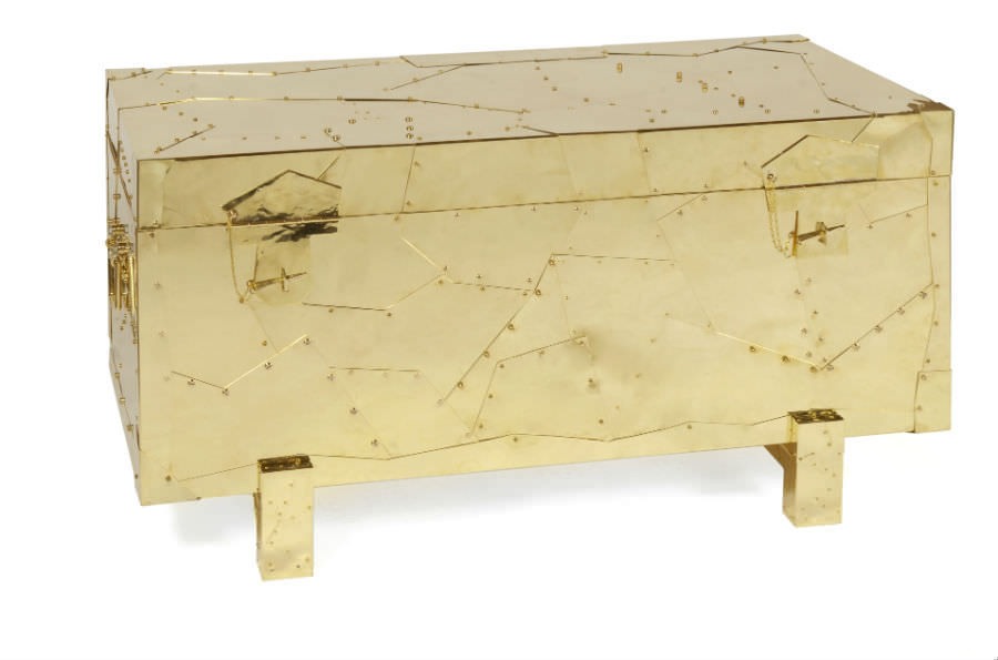 Travel to a universe of pirates and treasure your adventures in this chest. Sleek metallic and boldly dazzling this piece is layered in varying angled cuts of highly polished (...)